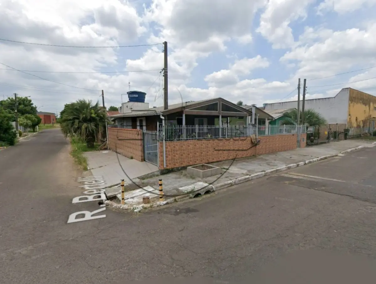 LOTE 001 - **(GRAVATAÍ/RS) Terreno c/ 03 casas no Bairro Parque dos Eucaliptos