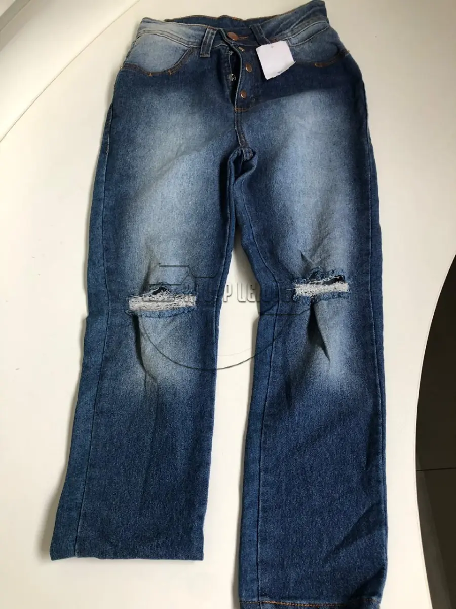 LOTE 011 - 30 jaquetas de nylon feminina - 40 sobretudos de nylon feminino - 60 calças jeans femininas