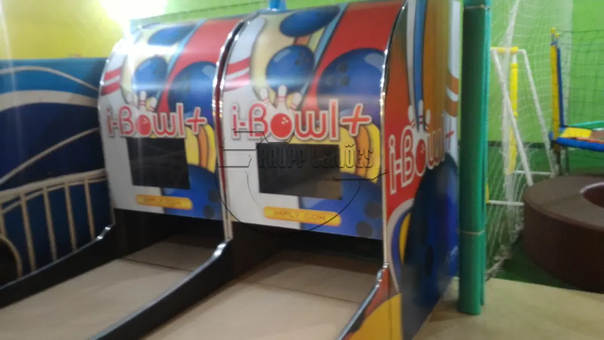 LOTE 006 - 02 Freezers - 90 cadeiras - 01 pista de boliche