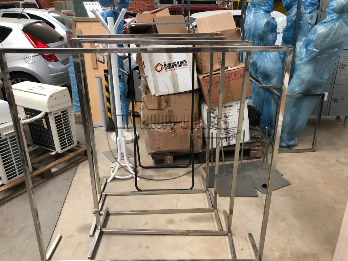 LOTE 043 - Diversos mobiliários próprios para vestuário