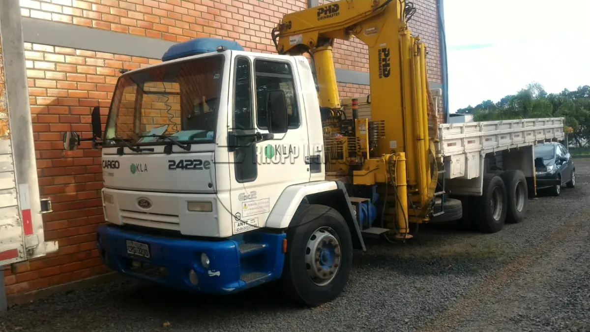 LOTE 002 - Um Caminhão FORD/CARGO