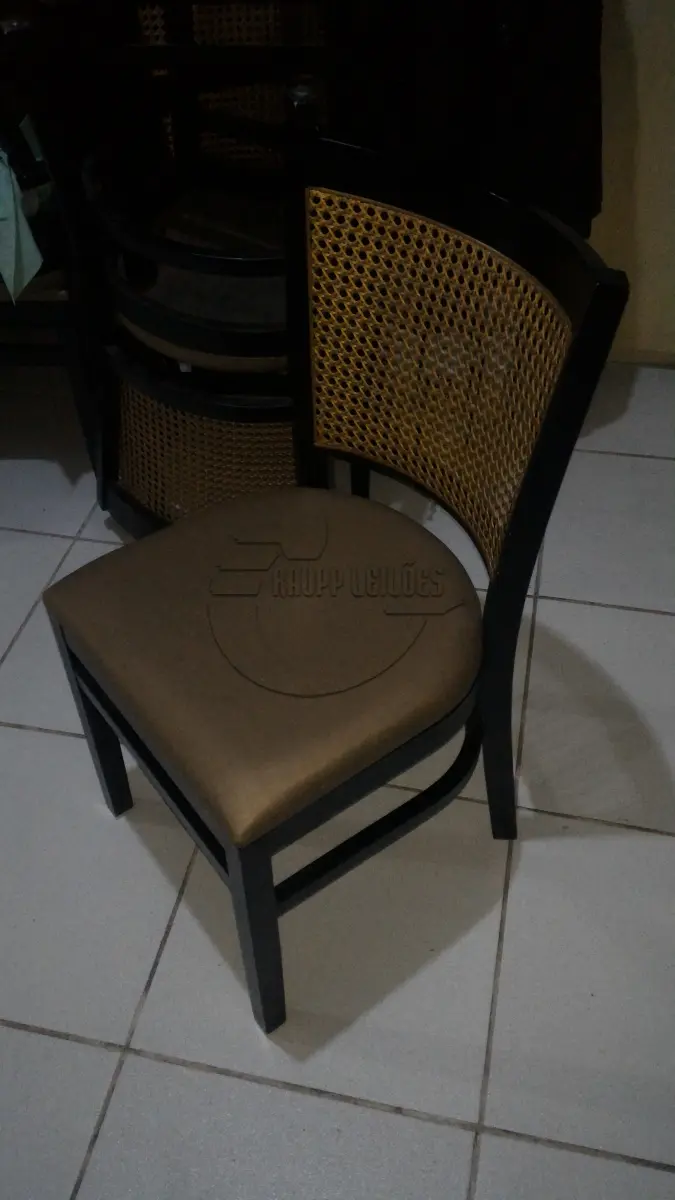 LOTE 006 - 02 Freezers - 90 cadeiras - 01 pista de boliche