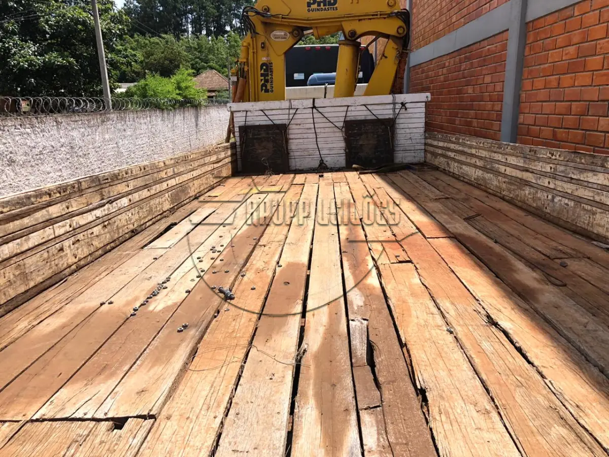 LOTE 002 - Um Caminhão FORD/CARGO