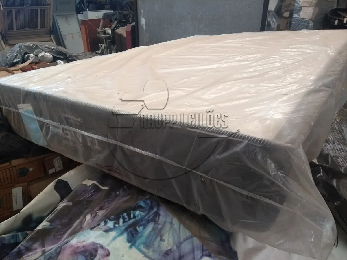 LOTE 031 - Um colchão da marca T-Látex