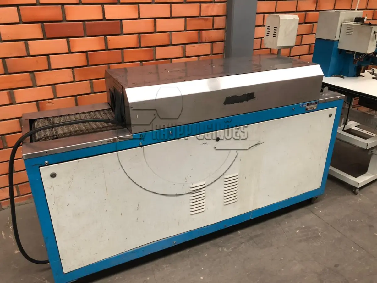LOTE 028 - 24 máquinas de costura - 02 máquinas de virar corte - 01 forno gelado