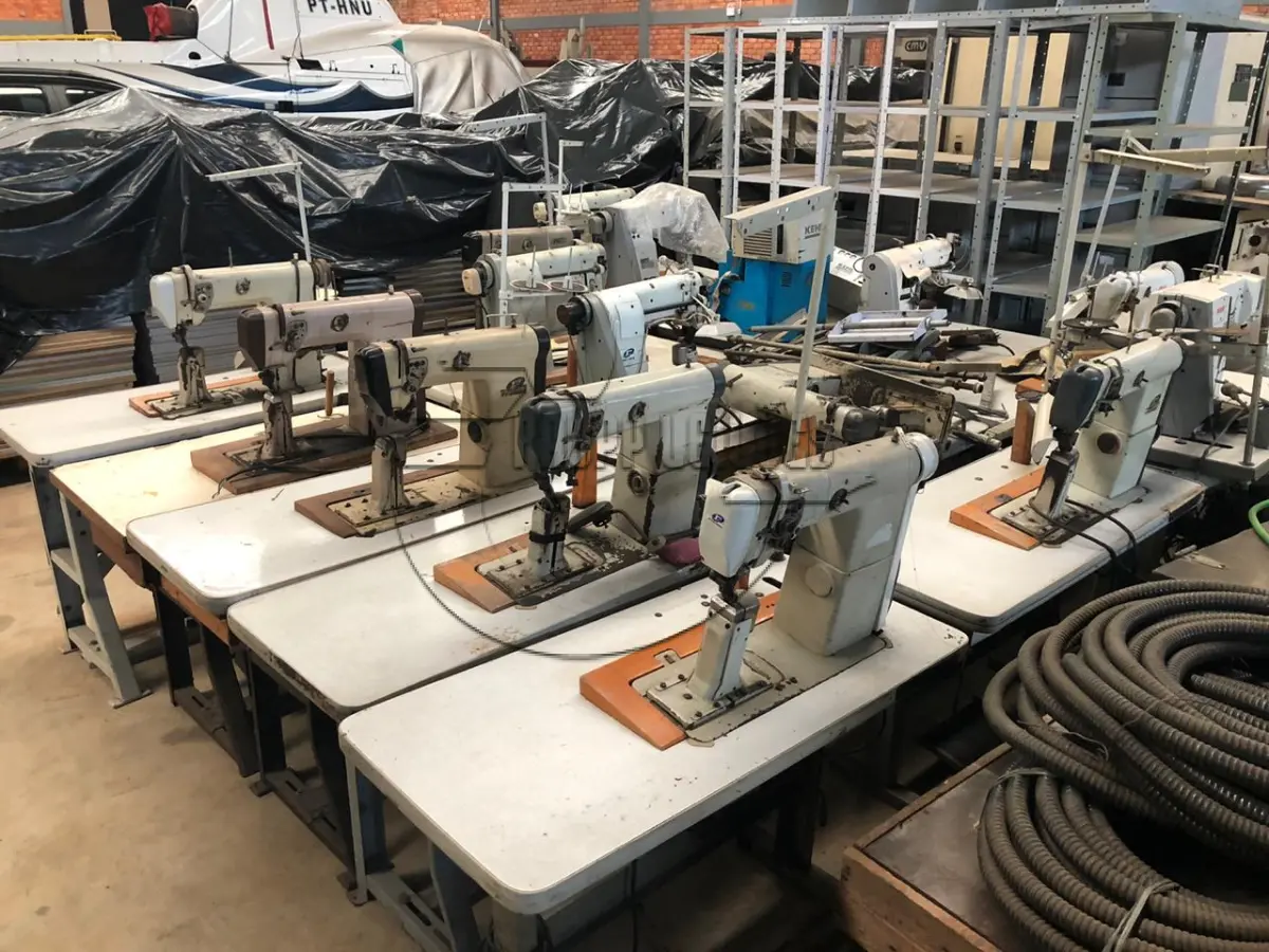 LOTE 028 - 24 máquinas de costura - 02 máquinas de virar corte - 01 forno gelado