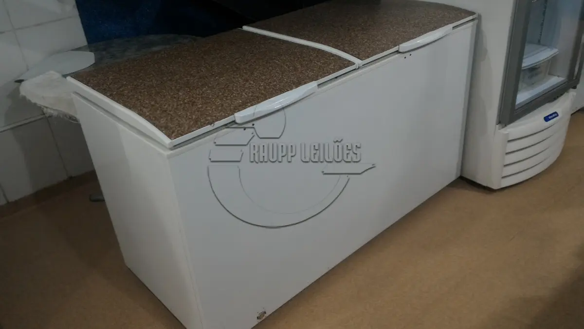 LOTE 006 - 02 Freezers - 90 cadeiras - 01 pista de boliche