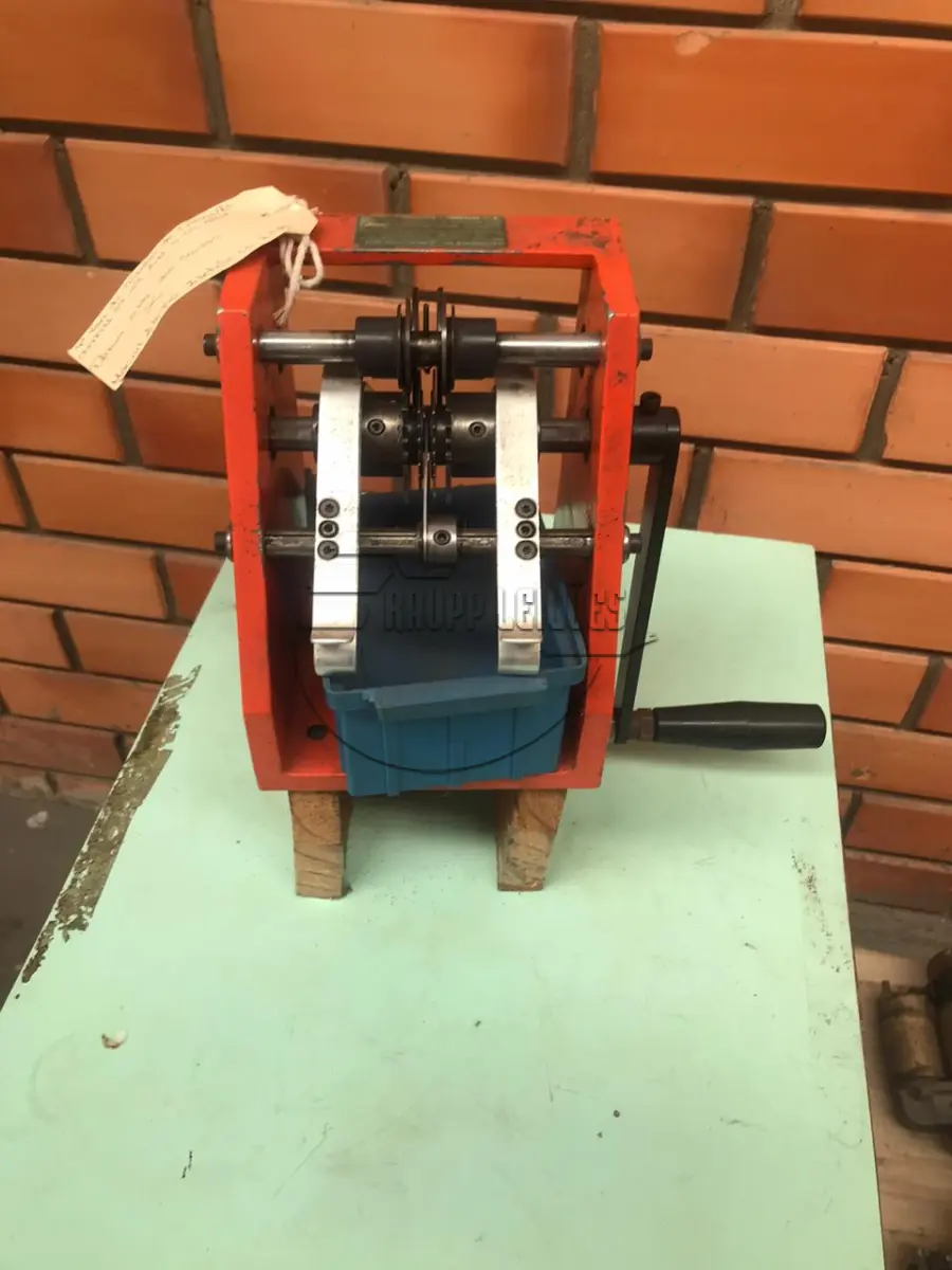 LOTE 037 - Uma máquina pró-forma de componentes