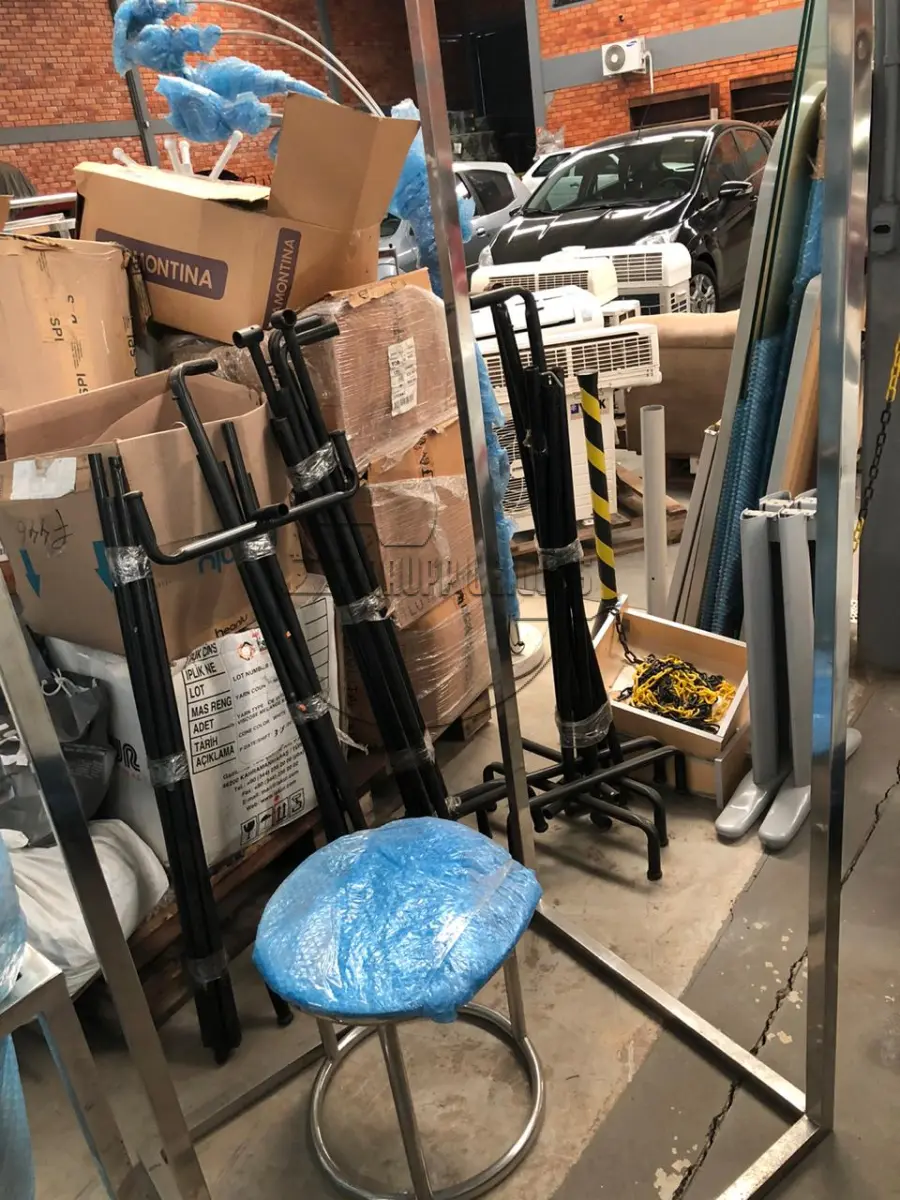 LOTE 043 - Diversos mobiliários próprios para vestuário