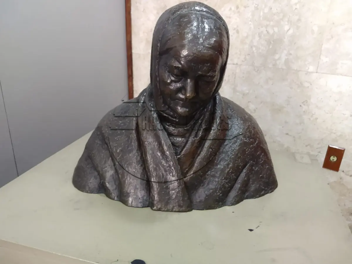 LOTE 006 - DUAS OBRAS DE ARTE DE ESCULTURAS EM BRONZE DENOMINADAS “BUSTO DE WAGNER” E “A CAMPONESA"