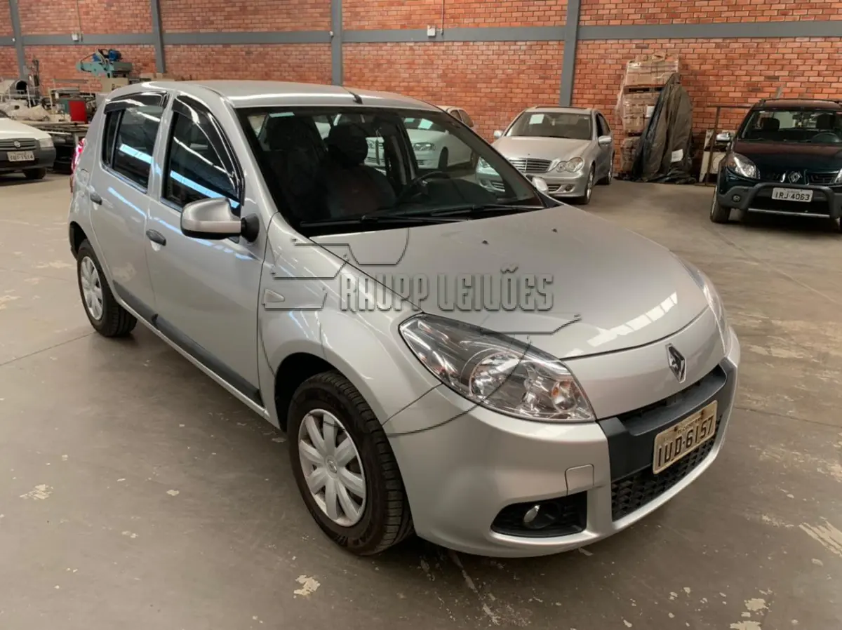 LOTE 011 - Um veículo Renault/Sandero