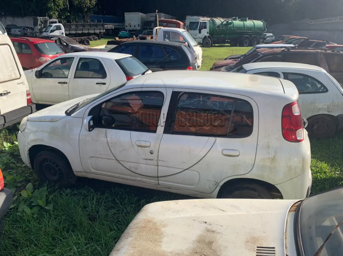 LOTE 008 - Um automóvel Fiat, modelo Uno Vivace 1.0