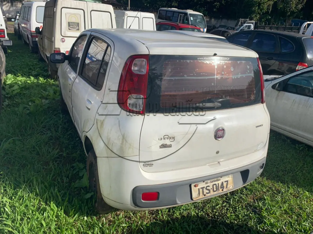LOTE 008 - Um automóvel Fiat, modelo Uno Vivace 1.0