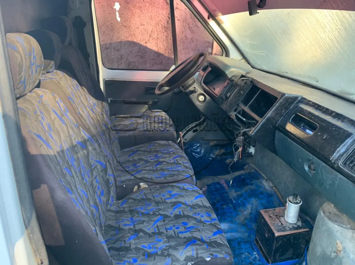 LOTE 005 - Um veículo caminhonete furgão Renault Trafic FCC - 2º LEILÃO TRABALHISTA