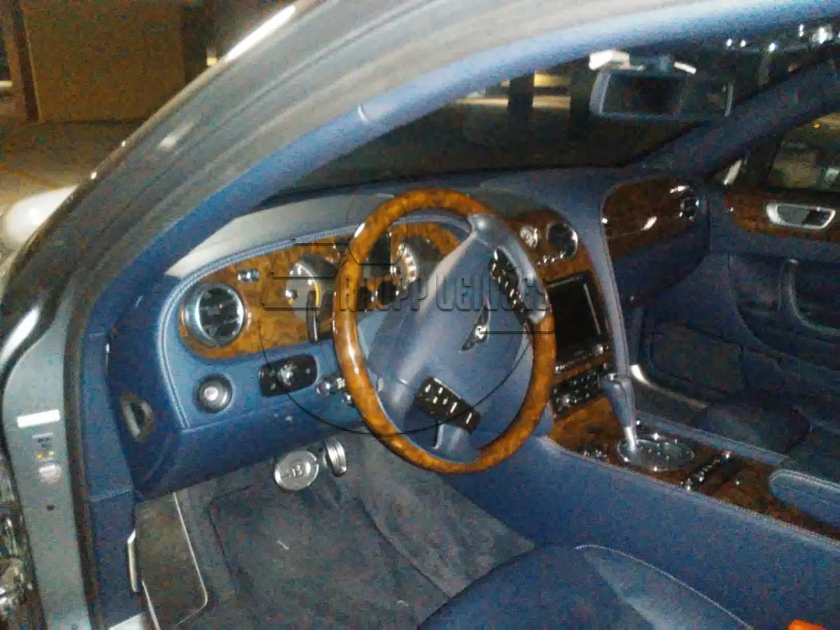 LOTE 001 - Um automóvel, importado, marca Bentley, modelo Continental FS