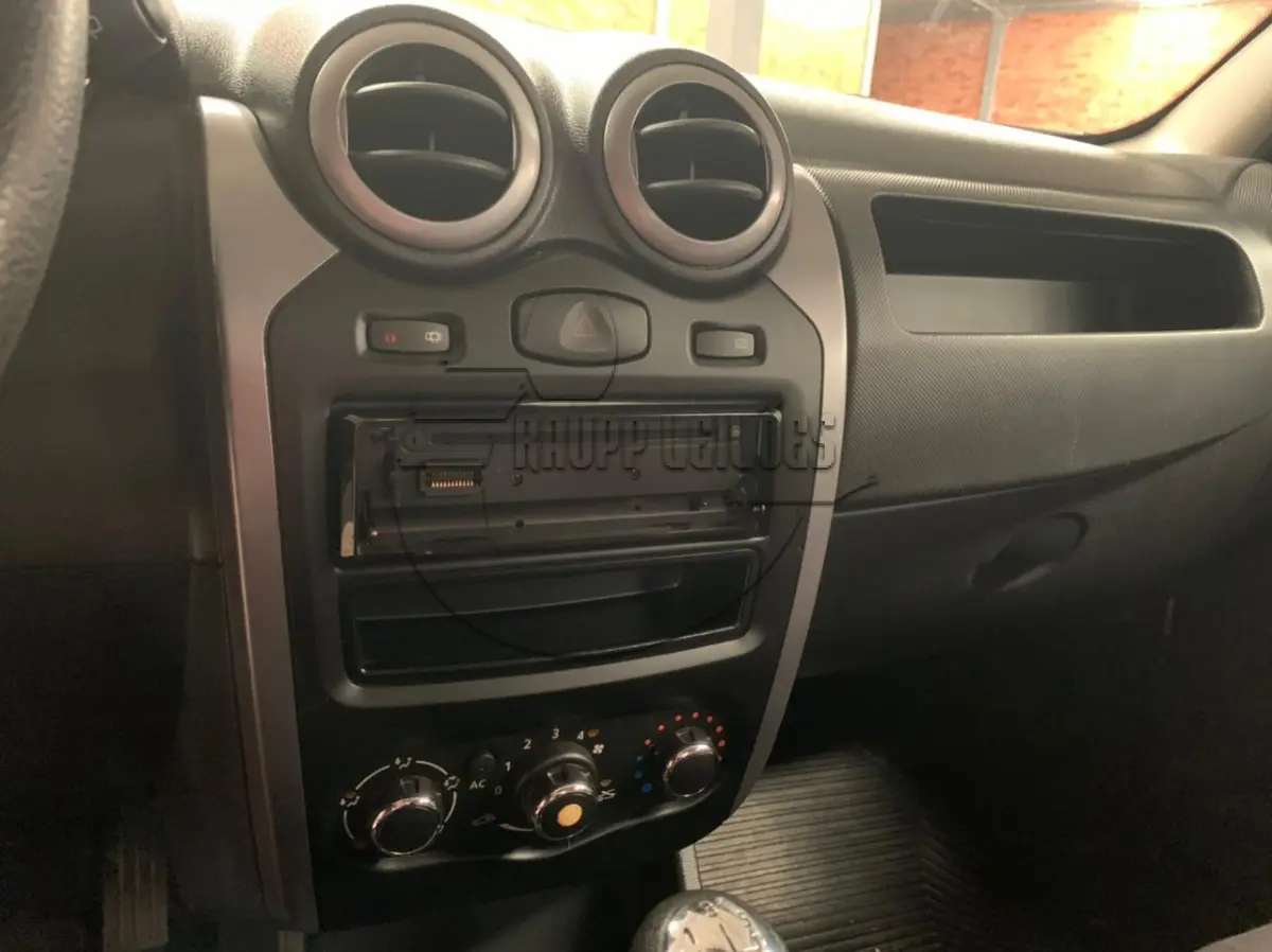 LOTE 011 - Um veículo Renault/Sandero