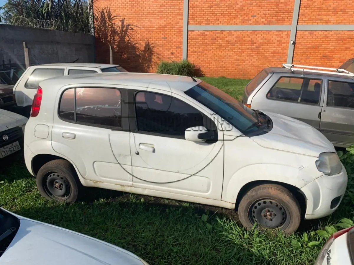 LOTE 008 - Um automóvel Fiat, modelo Uno Vivace 1.0