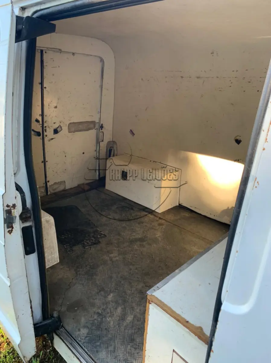 LOTE 005 - Um veículo caminhonete furgão Renault Trafic FCC - 2º LEILÃO TRABALHISTA
