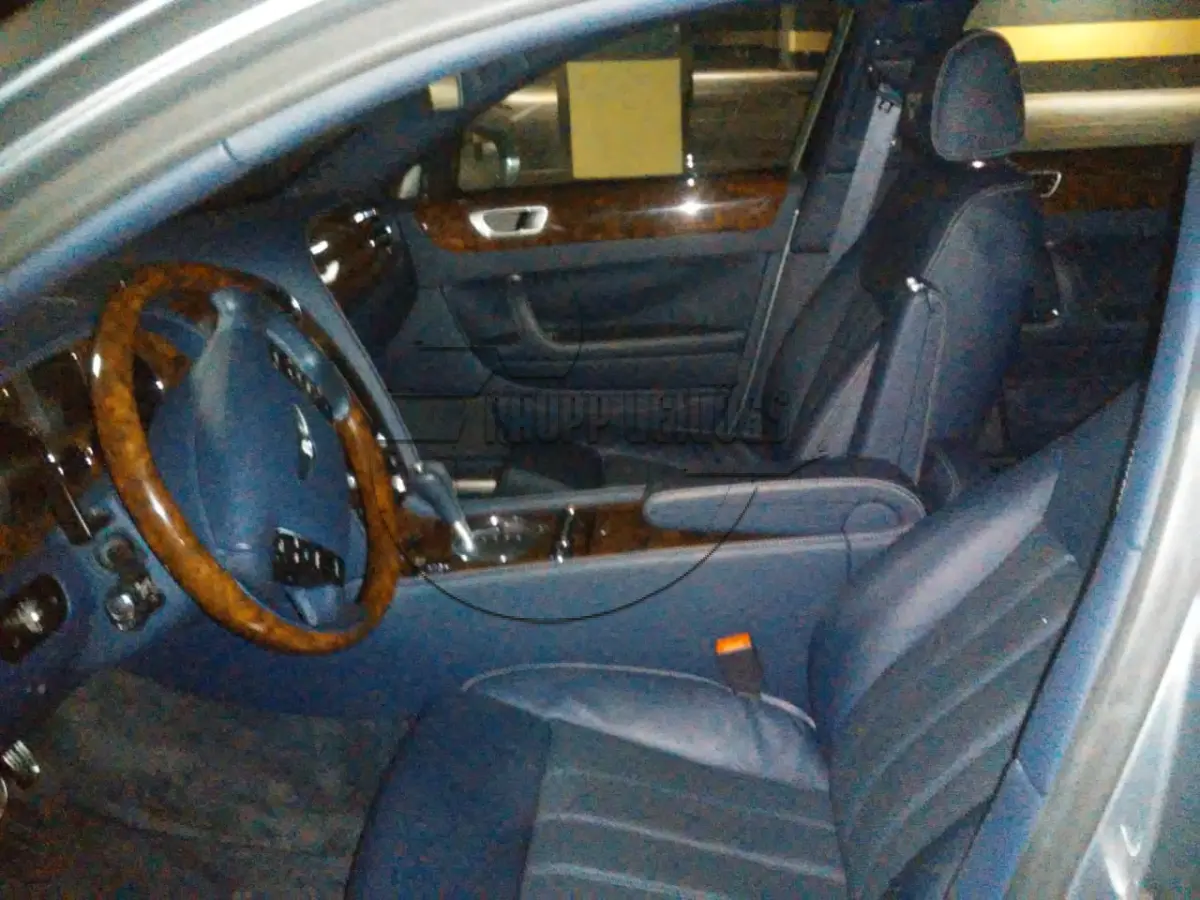 LOTE 001 - Um automóvel, importado, marca Bentley, modelo Continental FS