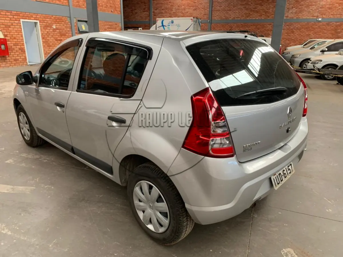 LOTE 011 - Um veículo Renault/Sandero