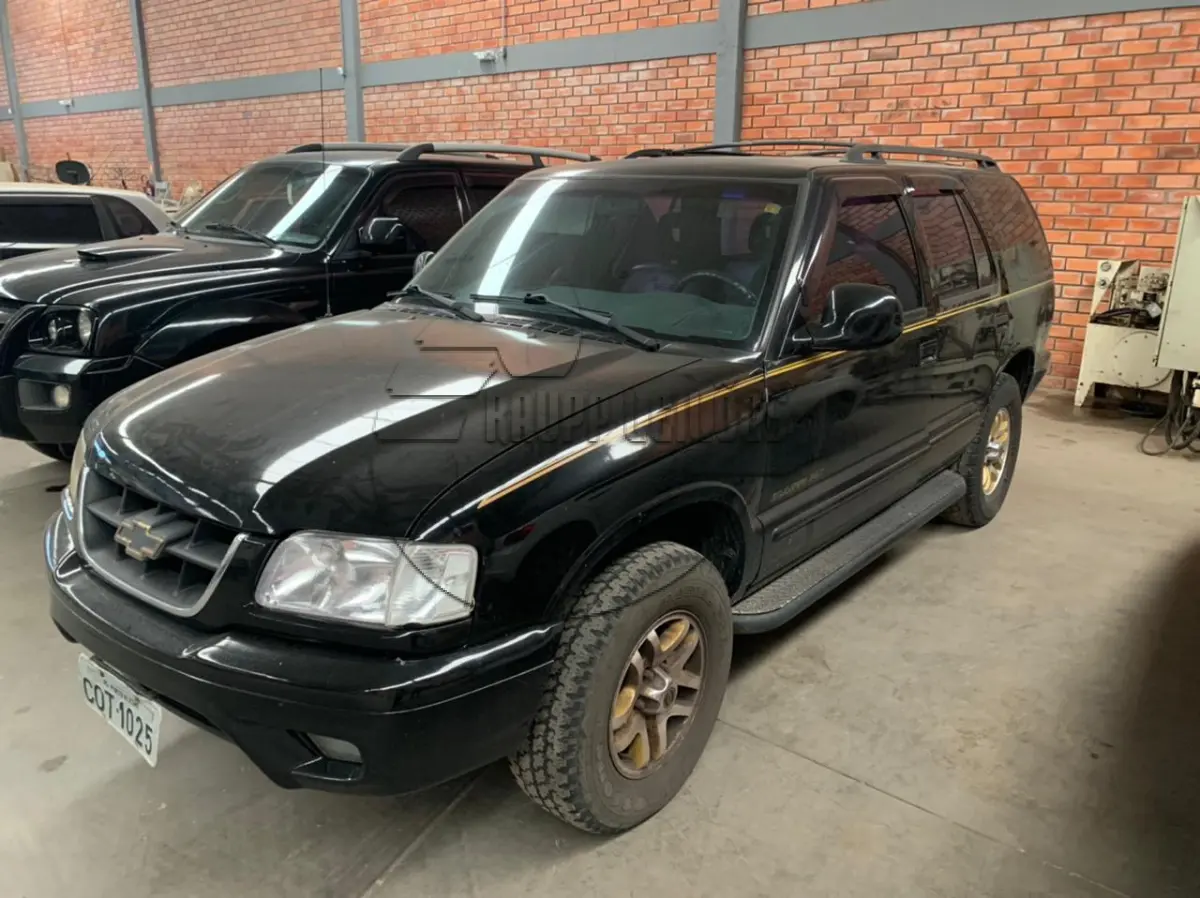 LOTE 011 - Um veículo GM/BLAZER EXECUTIVE