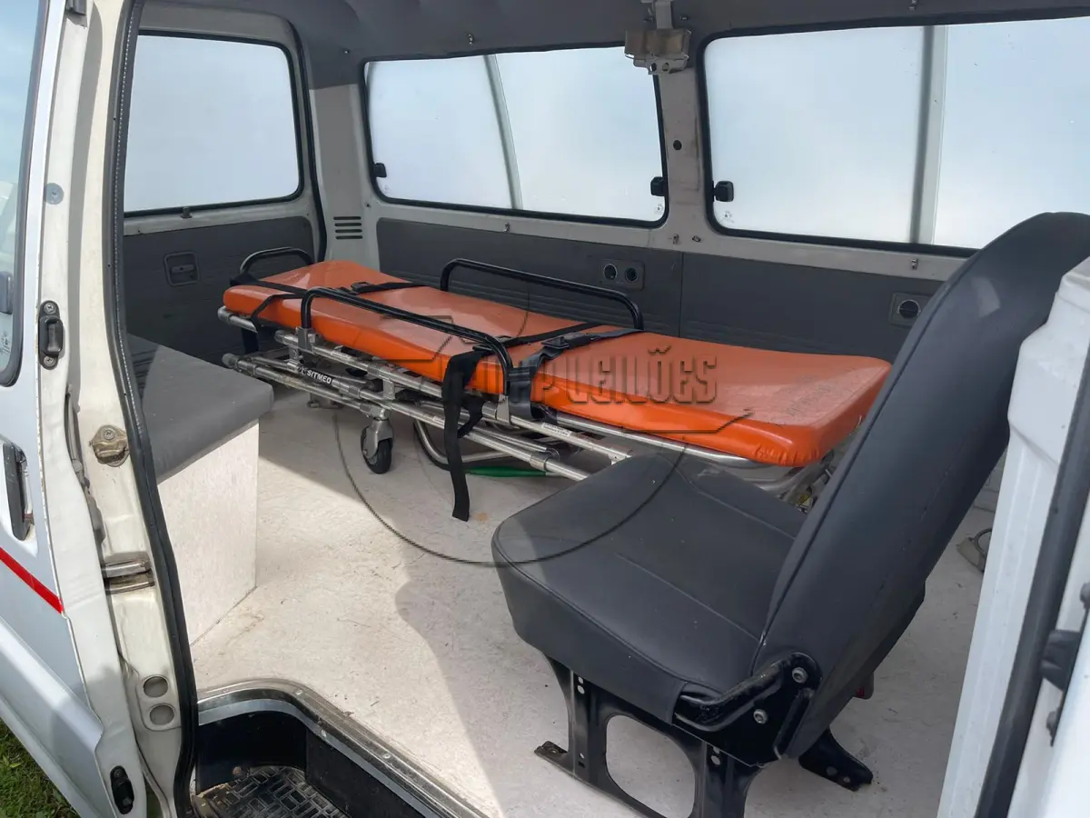 LOTE 003 - Uma camioneta KIA/ambulância