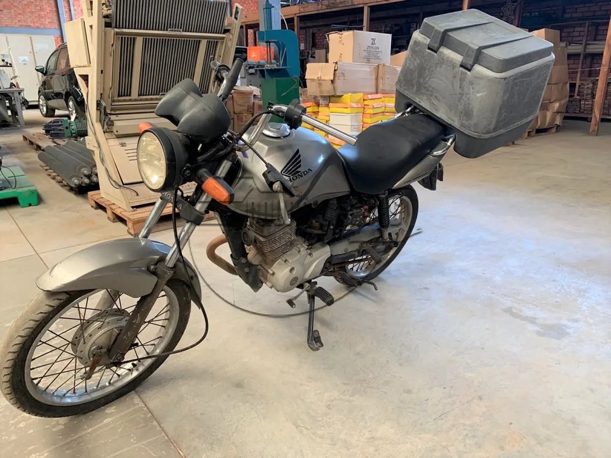 LOTE 011 - Uma moto Honda/CG 150 FAN ESI
