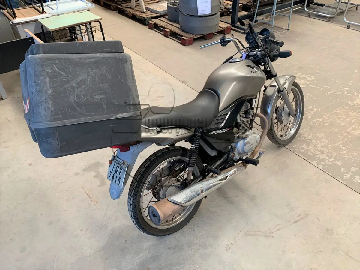 LOTE 011 - Uma moto Honda/CG 150 FAN ESI