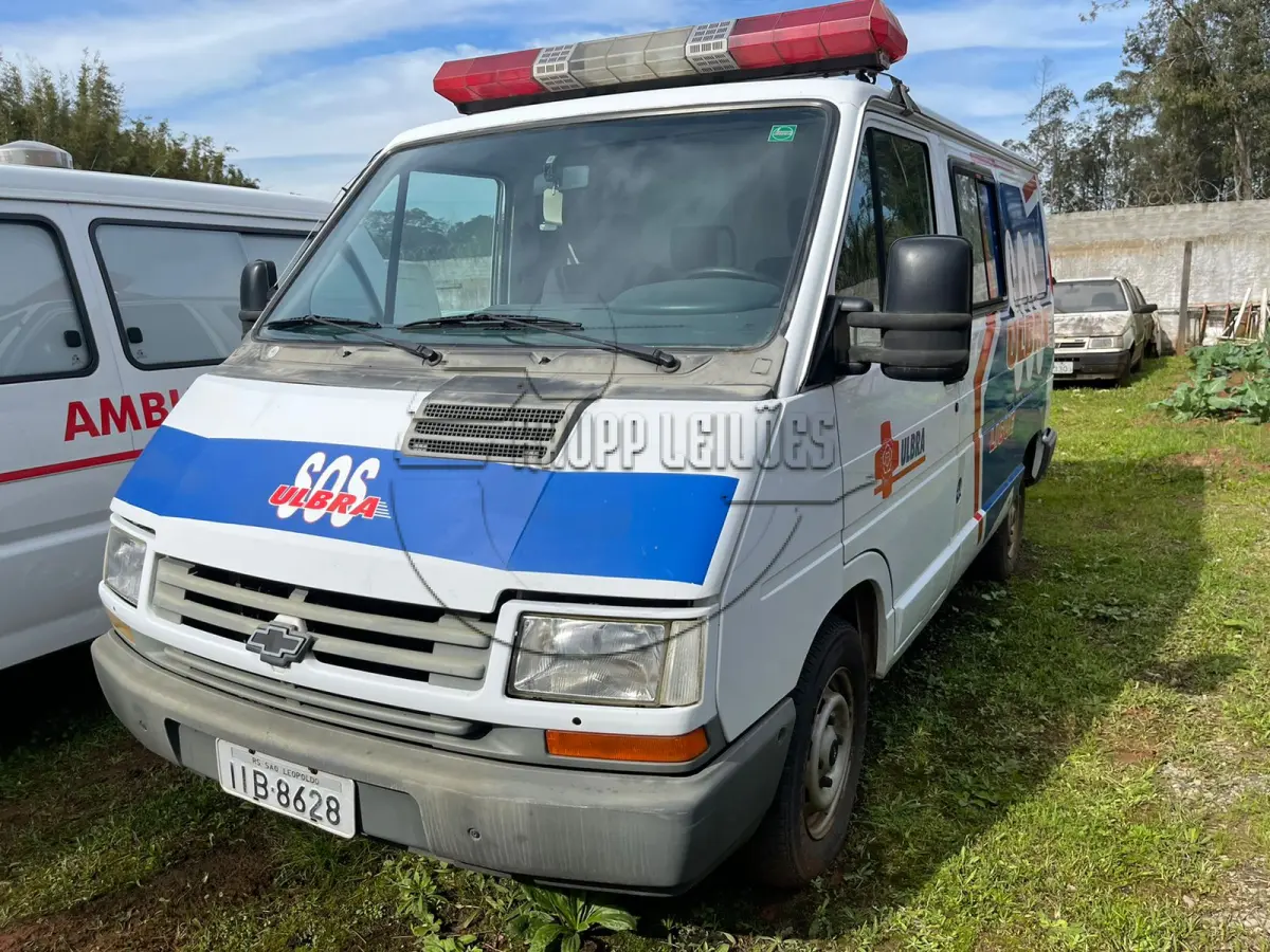 LOTE 004 - Uma camioneta IMP/GM Space ambulância