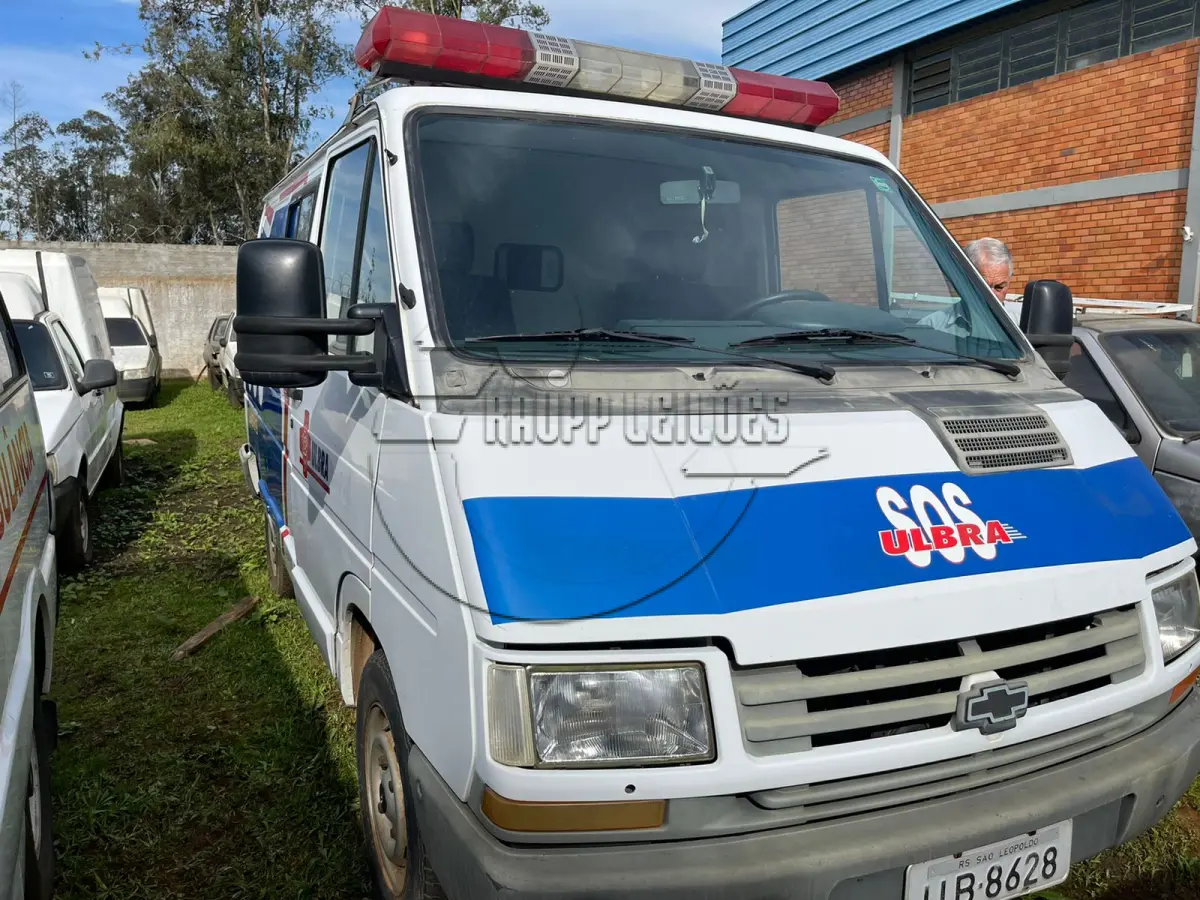 LOTE 004 - Uma camioneta IMP/GM Space ambulância
