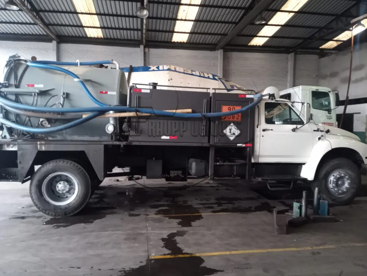 LOTE 005 - Um caminhão Ford/F 14000 HD