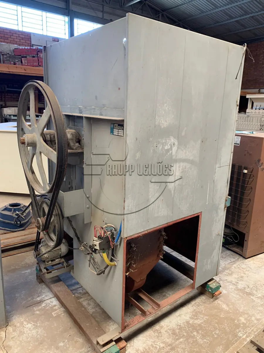 LOTE 017 - Uma máquina de secar roupa industrial