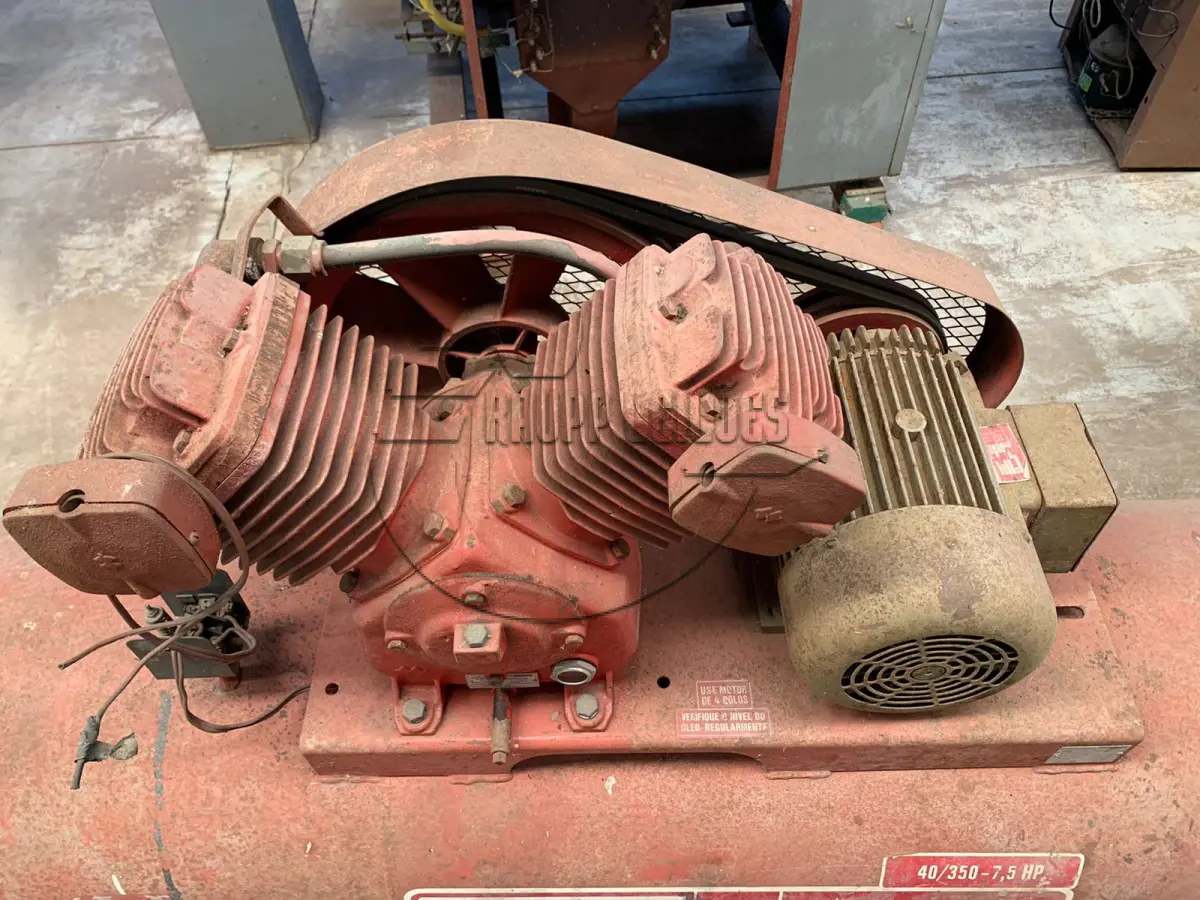 LOTE 014 - Um compressor de ar Wayne