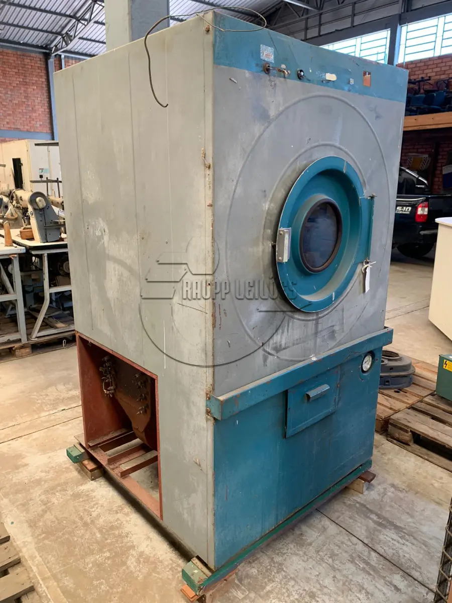 LOTE 017 - Uma máquina de secar roupa industrial