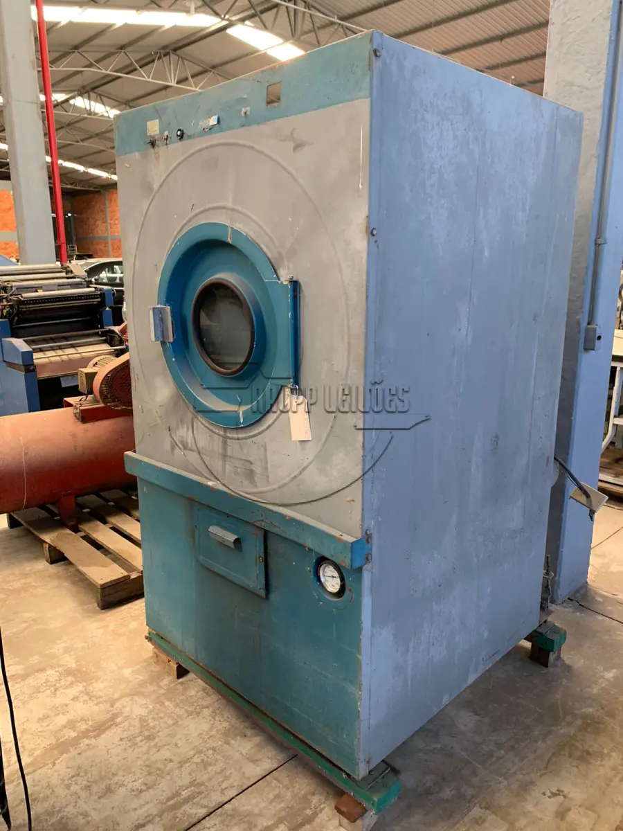 LOTE 017 - Uma máquina de secar roupa industrial