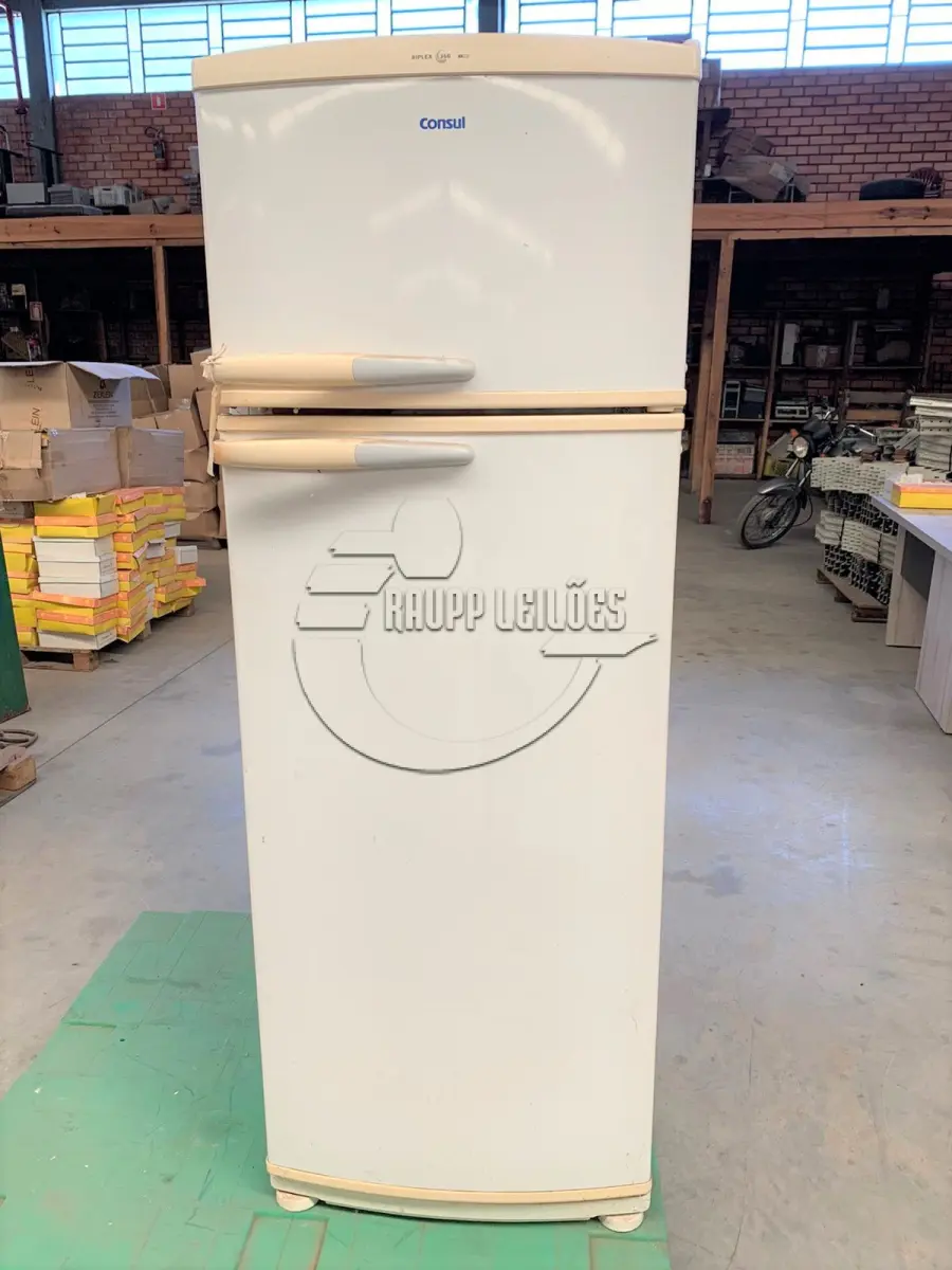 LOTE 007 - Um refrigerador