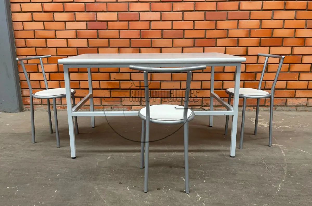 LOTE 026 - Uma mesa com três cadeiras