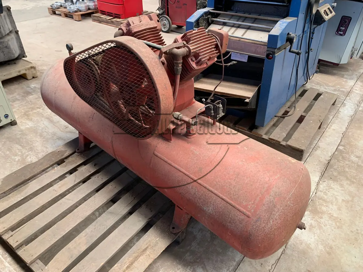 LOTE 014 - Um compressor de ar Wayne
