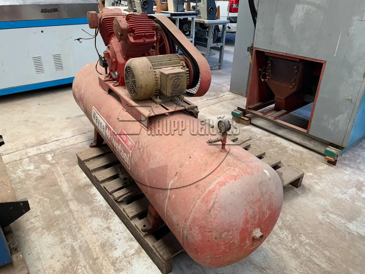LOTE 014 - Um compressor de ar Wayne