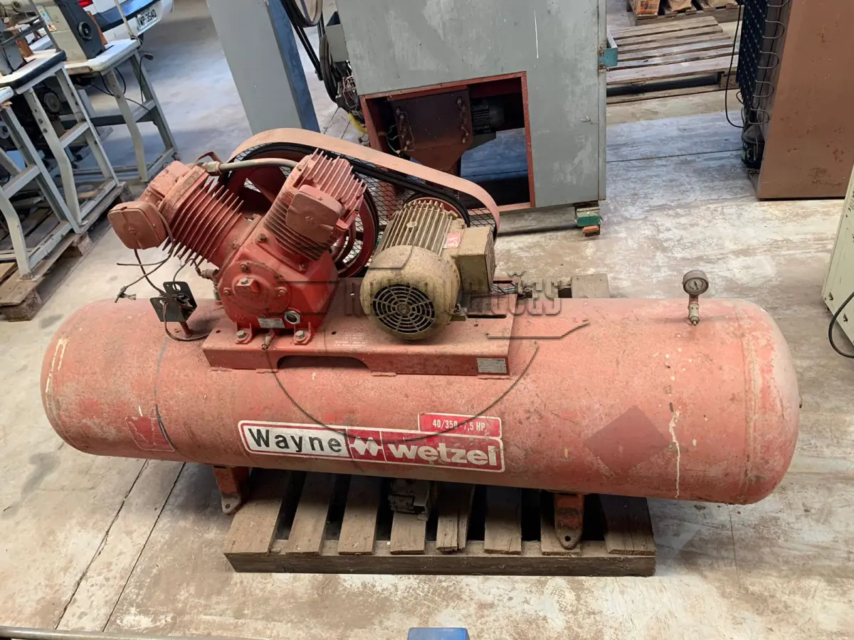 LOTE 014 - Um compressor de ar Wayne