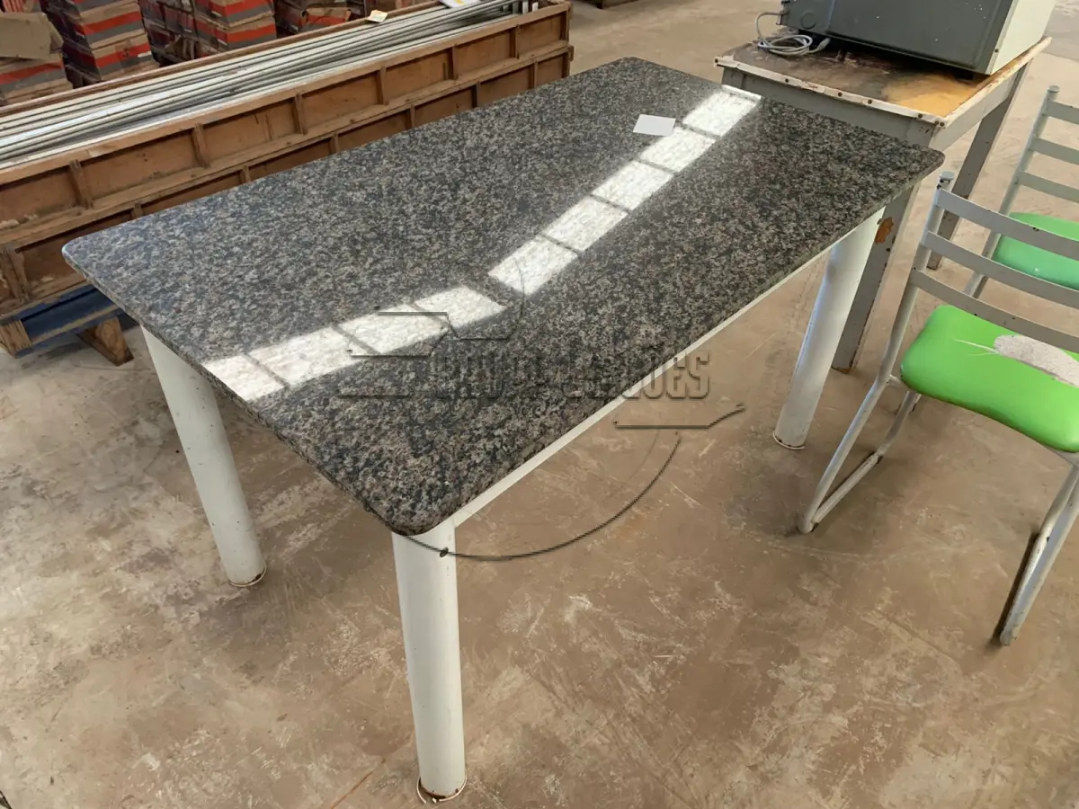 LOTE 016 - 01 (uma) mesa