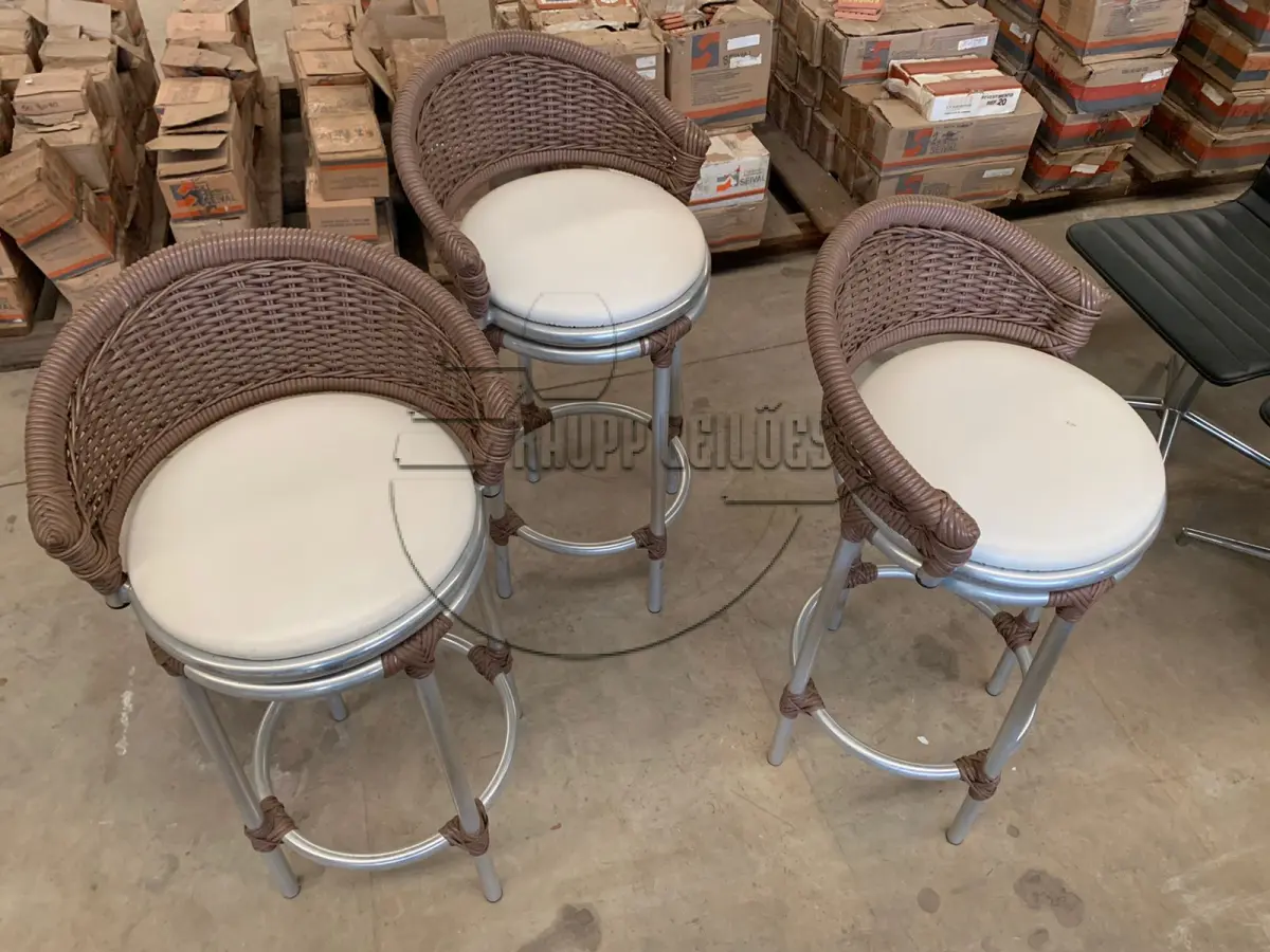 LOTE 021 - 03 (três) banquetas