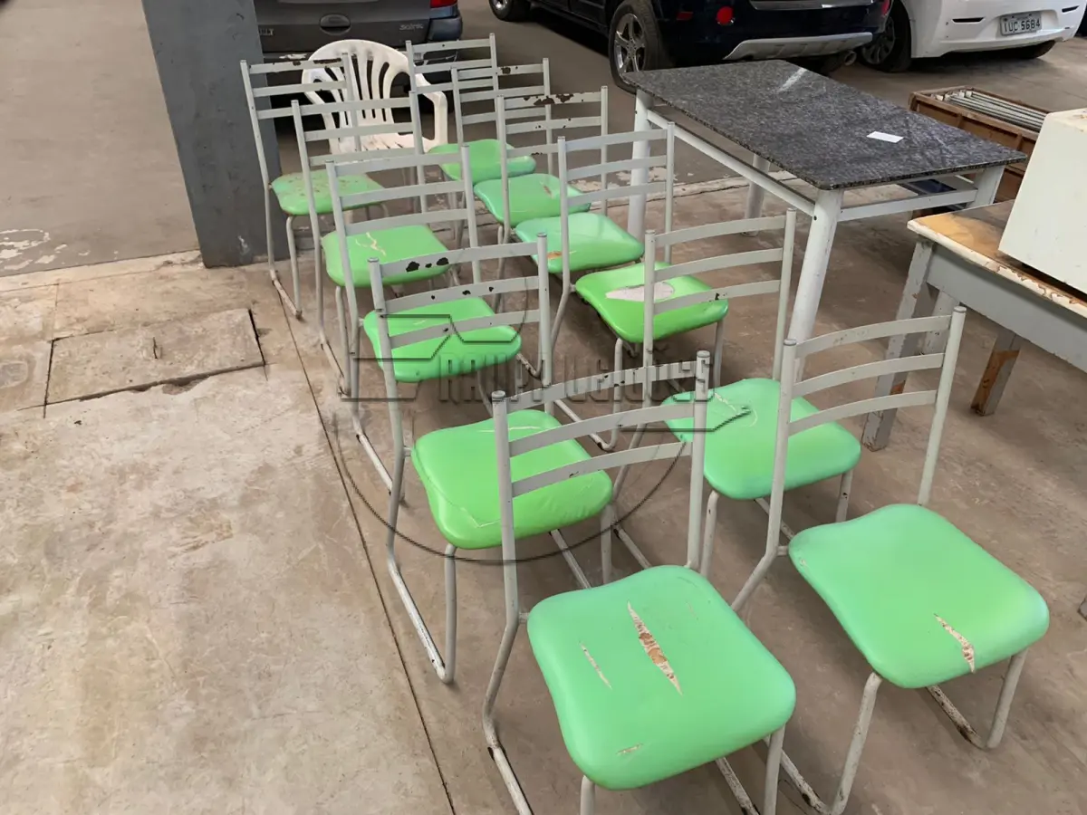 LOTE 017 - 11 (onze) cadeiras estofadas e 01 (uma) cadeira de plástico