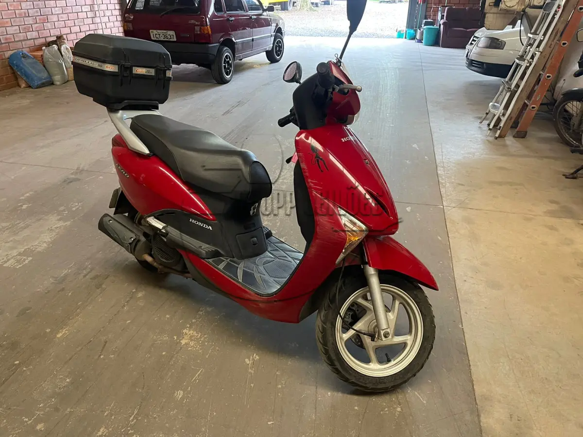 LOTE 010 - Uma motocicleta Honda/LEAD 110
