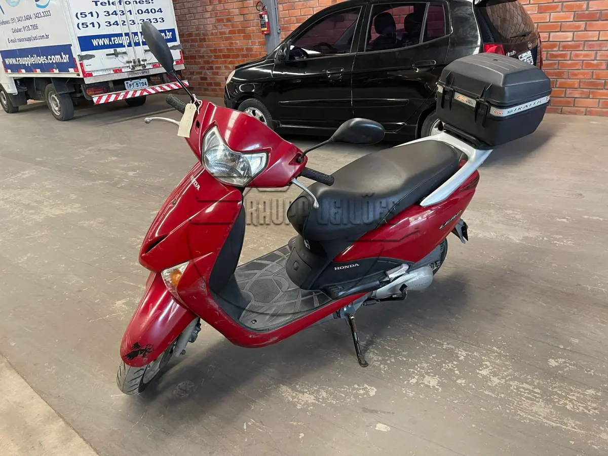 LOTE 010 - Uma motocicleta Honda/LEAD 110