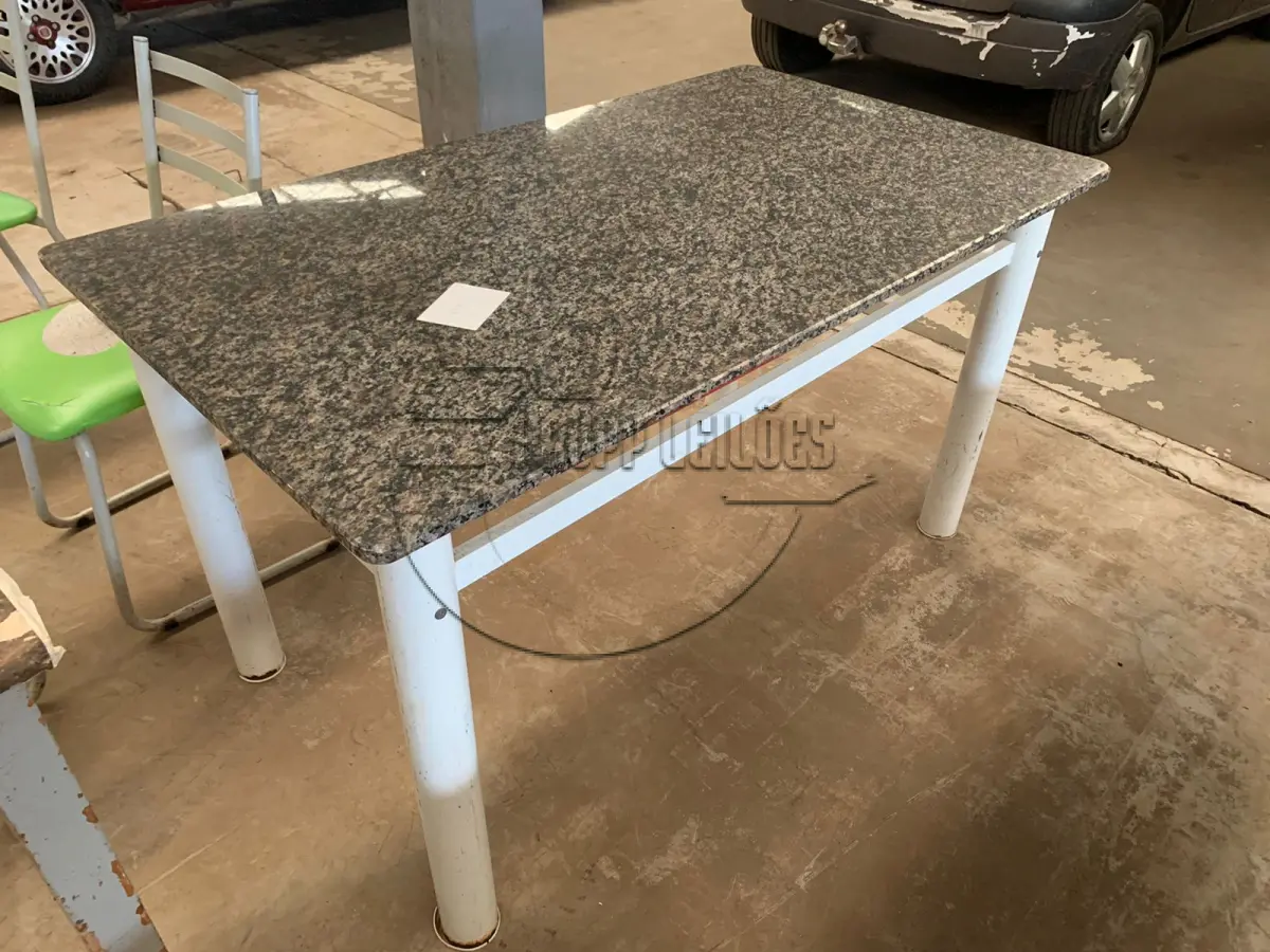 LOTE 016 - 01 (uma) mesa