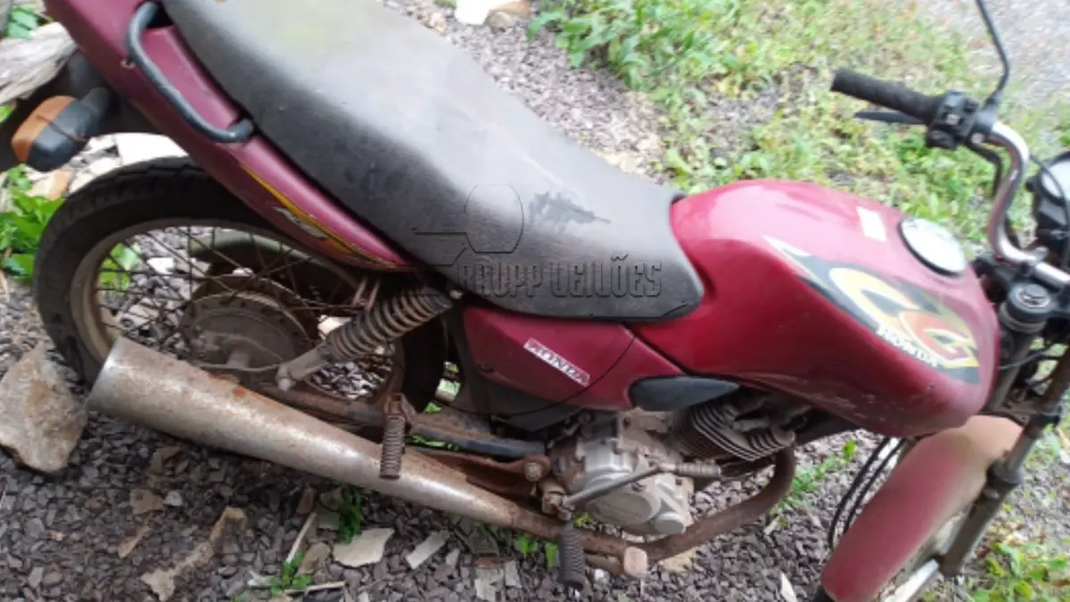LOTE 010 - Uma motocicleta Honda/CG 125, TITAN KS