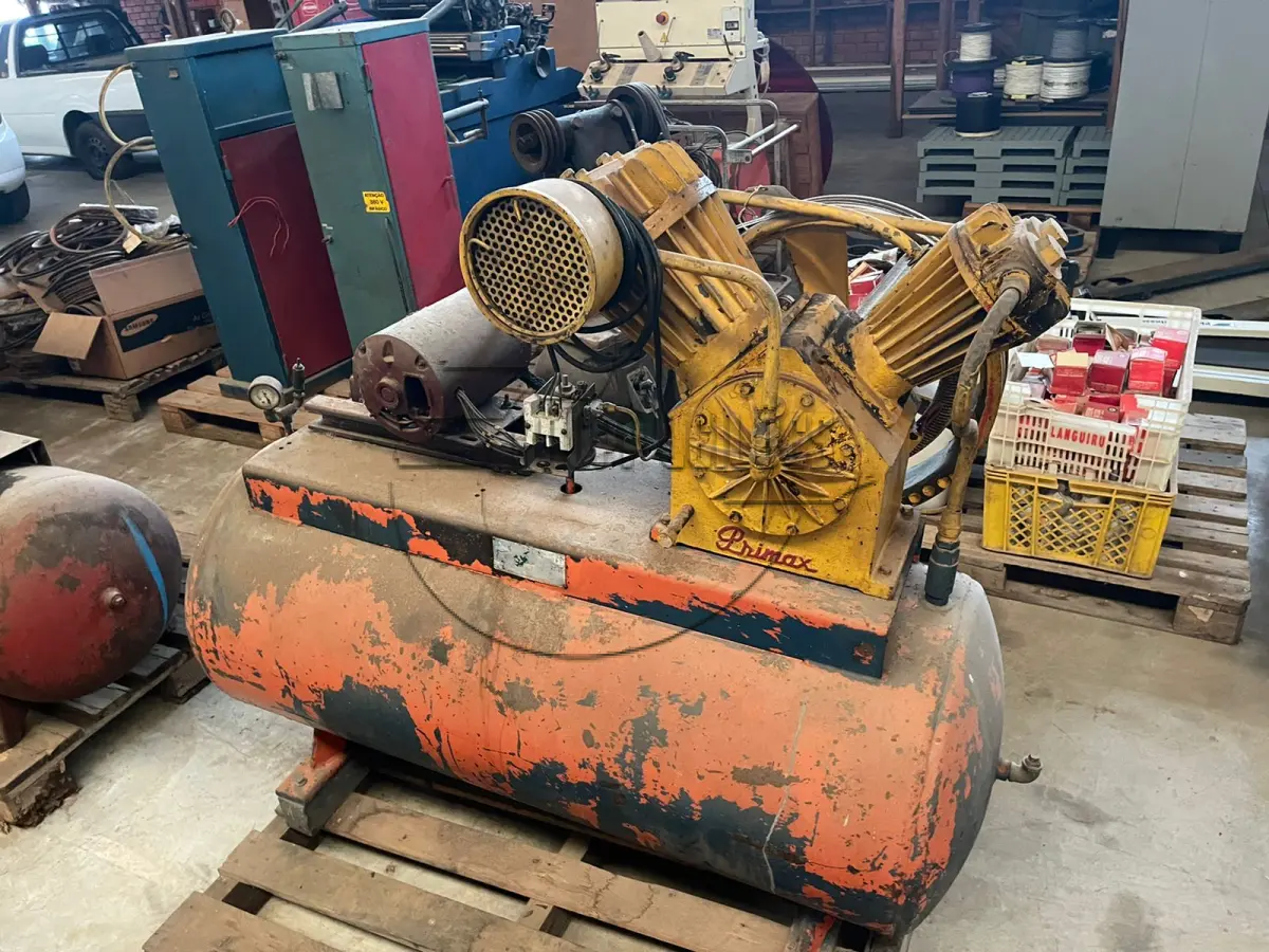 LOTE 018 - Um compressor c/ dois cabeçotes