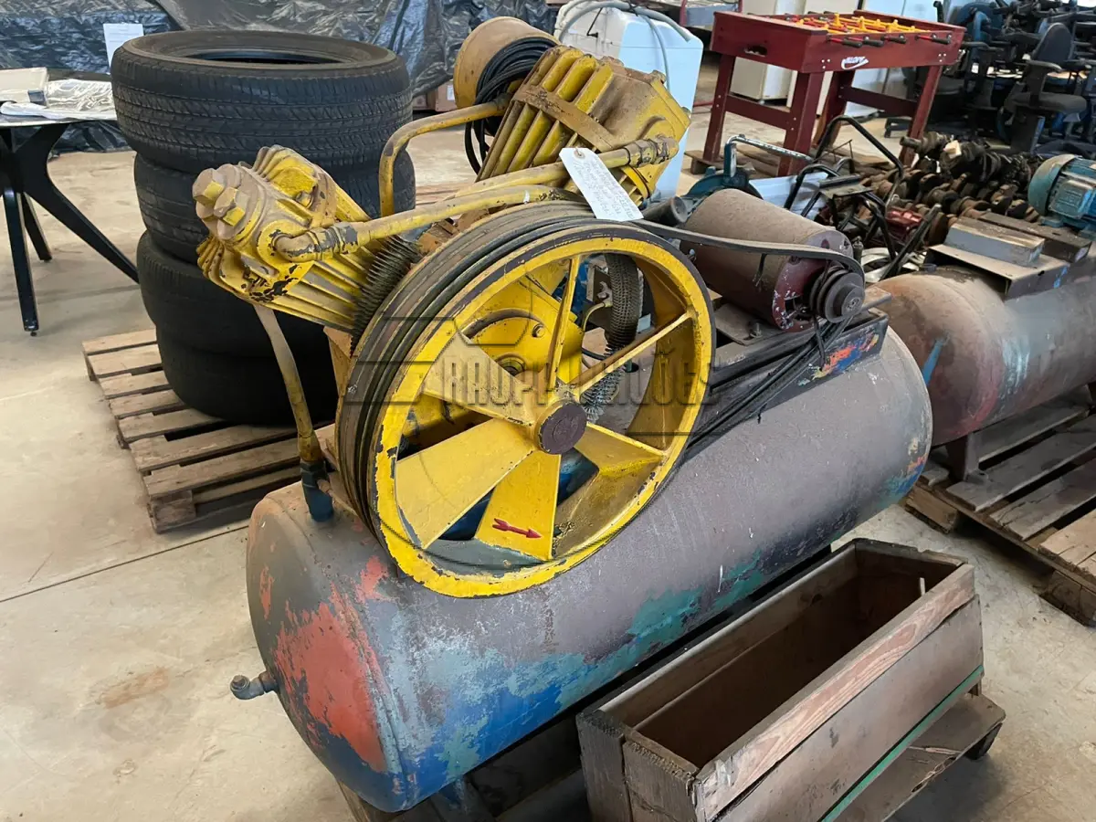 LOTE 018 - Um compressor c/ dois cabeçotes