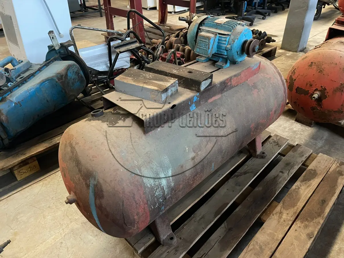 LOTE 019 - Um compressor s/ cabeçotes
